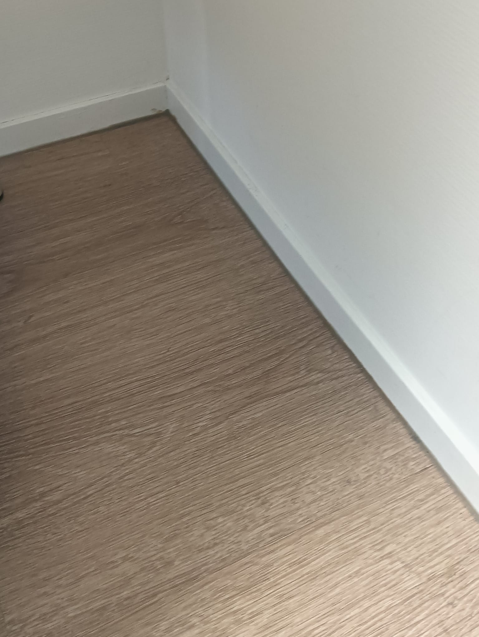 Dezelfde vloer en plint schoon en stofvrij, na de schoonmaak door ProFinish Cleaning